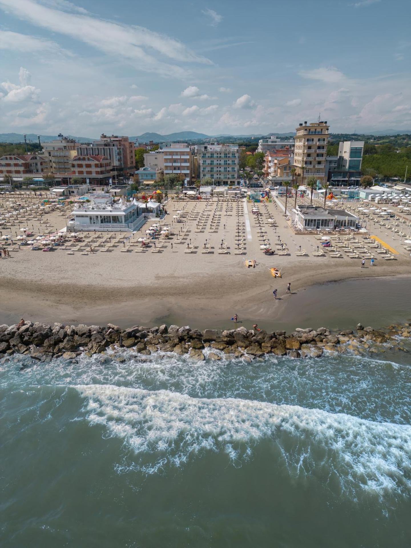 Hotel Augustus- Davanti A Noi C'E Solo Il Mare Мизано-Адриатико Экстерьер фото